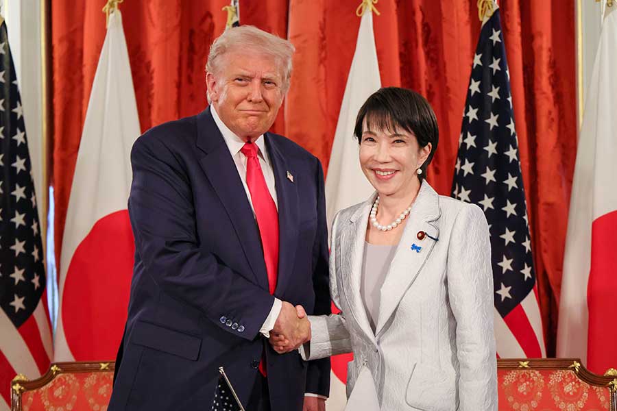 固く握手するドナルド・トランプ大統領と高市早苗総理【写真：Aflo】