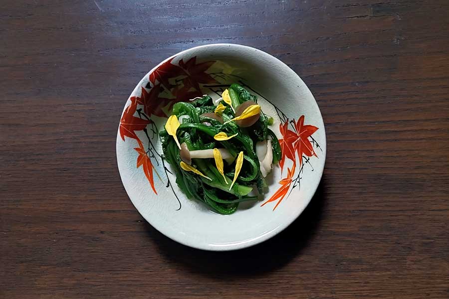 京焼紅葉図に春菊としめじの煮浸し【写真提供：観山堂】