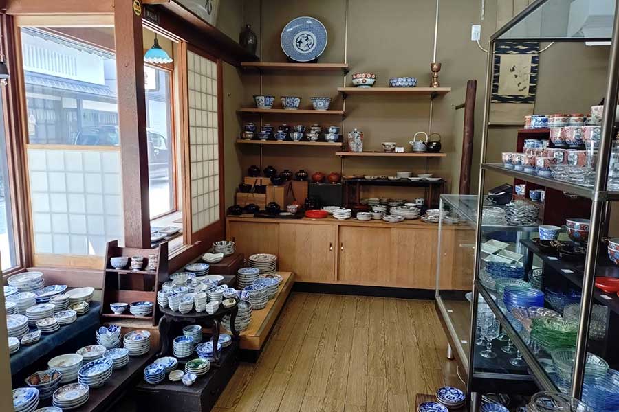 素敵な器たちが並ぶ古美術店「観山堂」【写真提供：観山堂】