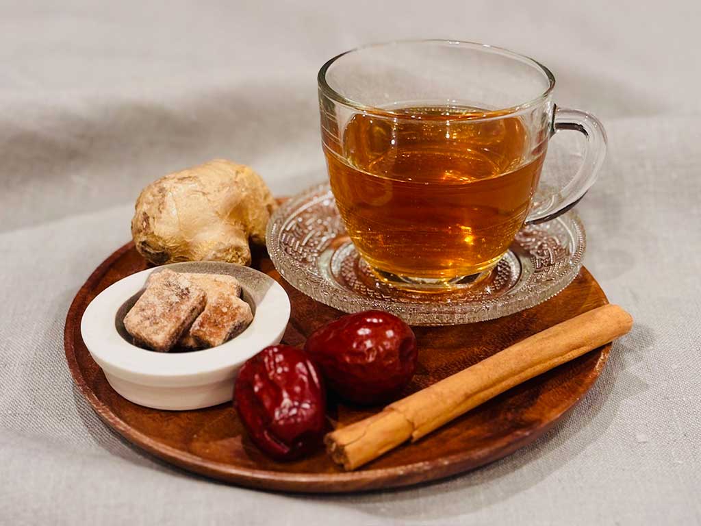 体を内側から温める飲み物を選ぶのも重要【写真:かみむら佳子】