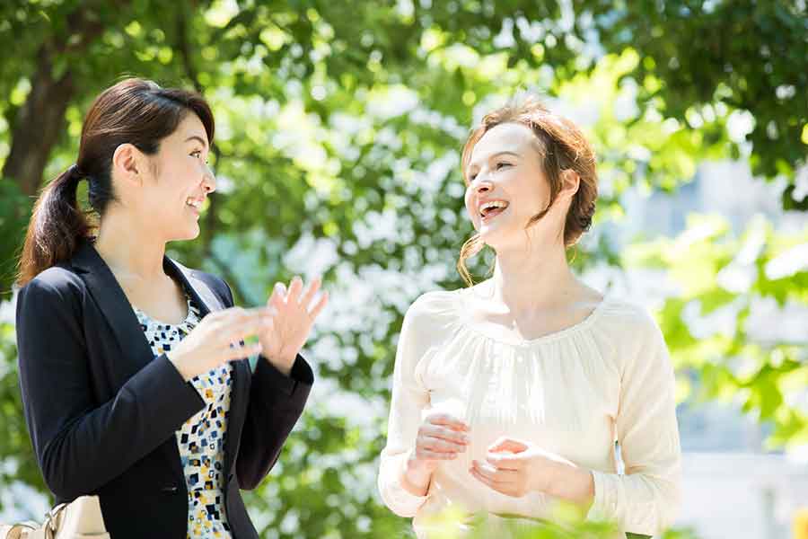 日本人と会話を楽しむ外国人（写真はイメージ）【写真：PIXTA】