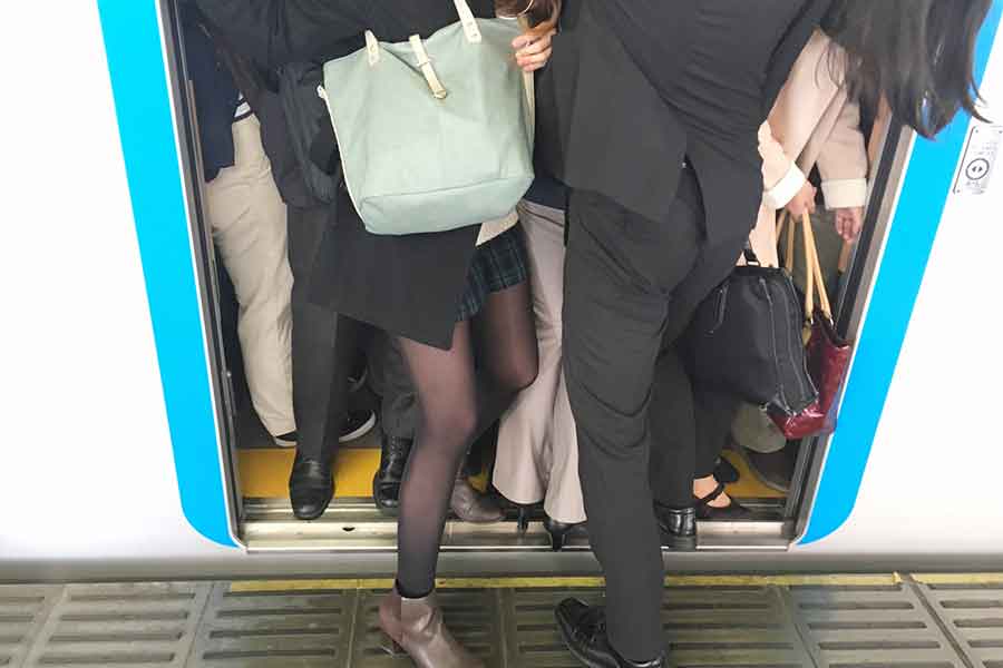 満員電車でわざと押されたことに不快な気持ちに…（写真はイメージ）【写真：写真AC】
