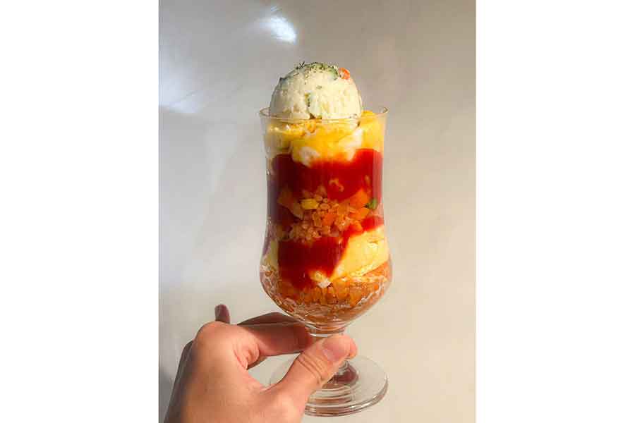 クリームソーダのようなオムライスの斬新な盛りつけ【写真提供:盛り塩(@morisugi_warota)さん】