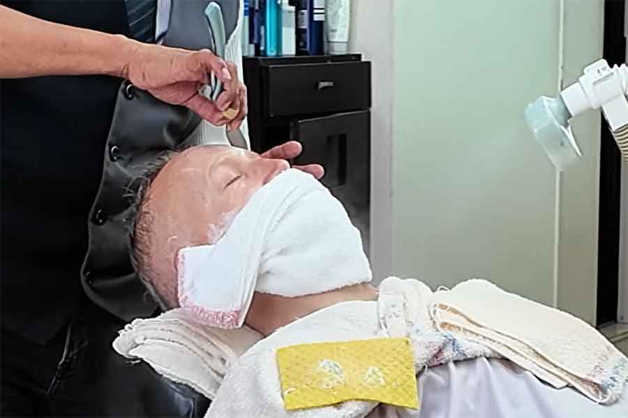 顔そりなど、日本の理容師の職人技に感動（スクリーンショット）