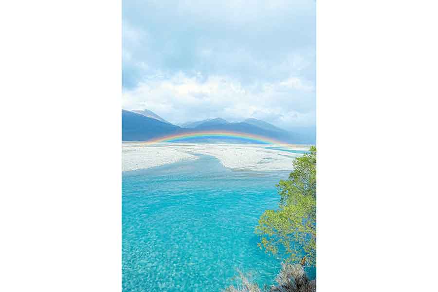 しきさんが撮影した川にかかる虹【写真提供：しき / Shiki（@shiki_pics）さん】