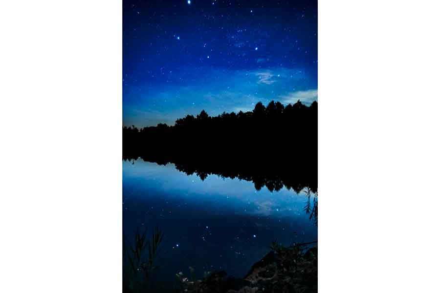 水鏡に映る長野県の星空【写真提供：しき / Shiki（@shiki_pics）さん】