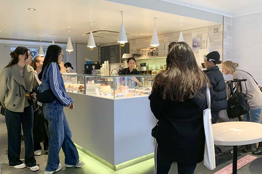 にぎわう日本パティスリー＆カフェ「WA Cafe」【写真：Hint-Pot編集部】