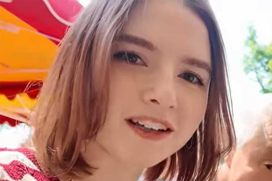 フランス人YouTuberのアマンディーヌさん（スクリーンショット）