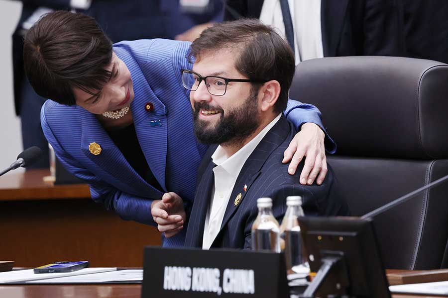 APEC首脳会議で談笑する高市早苗総理とガブリエル・ボリッチ大統領【写真：Aflo】