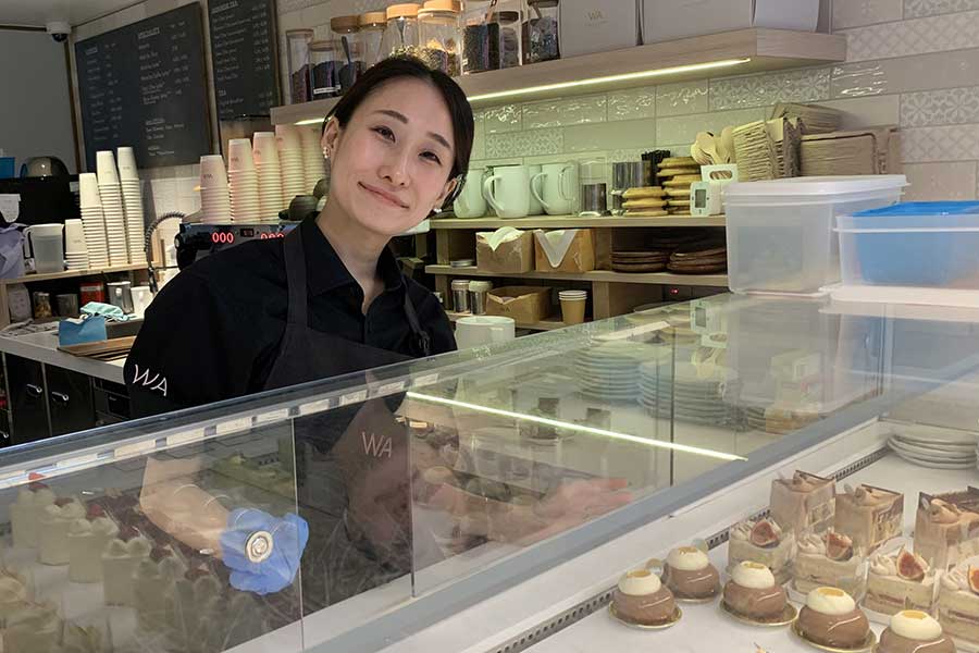 店舗マネージャーとして働く植木さん【写真：Hint-Pot編集部】