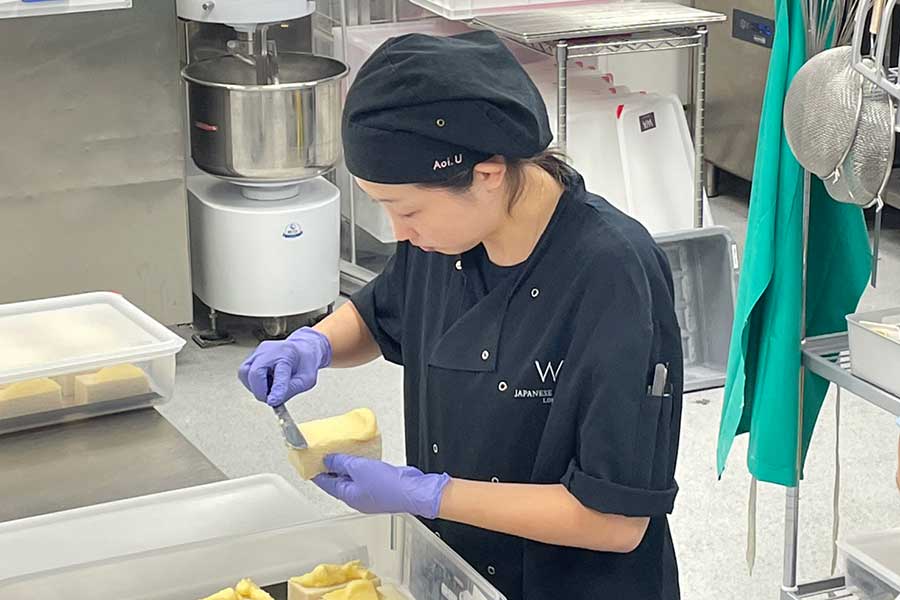 プロダクションマネージャーとして働く宇佐美葵さん【写真提供:wacafelondon】