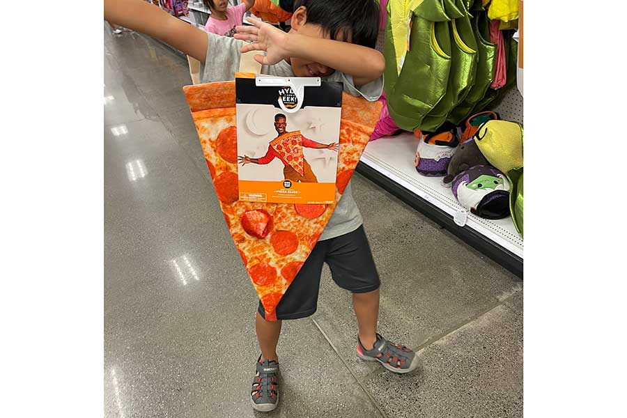 ハロウィンの時期、店頭に並ぶコスチュームを試着して楽しむ息子【写真：i-know】