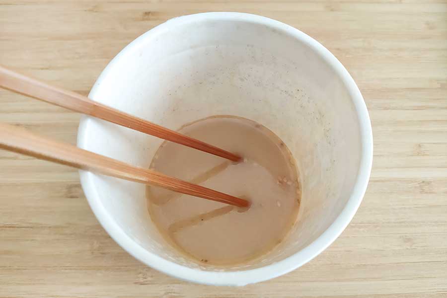 カップ麺の残り汁は捨てずにそのまま置いておく（写真はイメージ）【写真：PIXTA】
