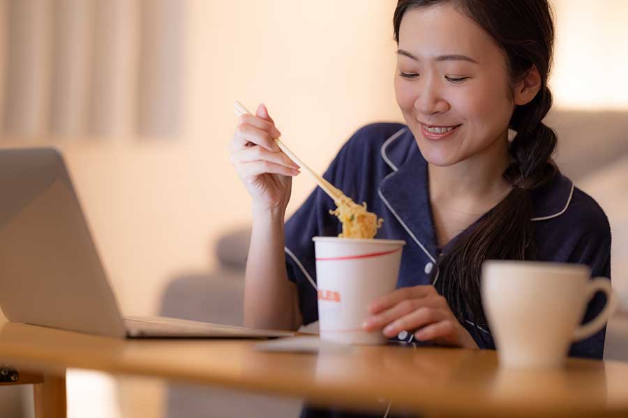 ホテル宿泊時、手軽に食べられるものの処理に困りがちなカップ麺（写真はイメージ）【写真：PIXTA】