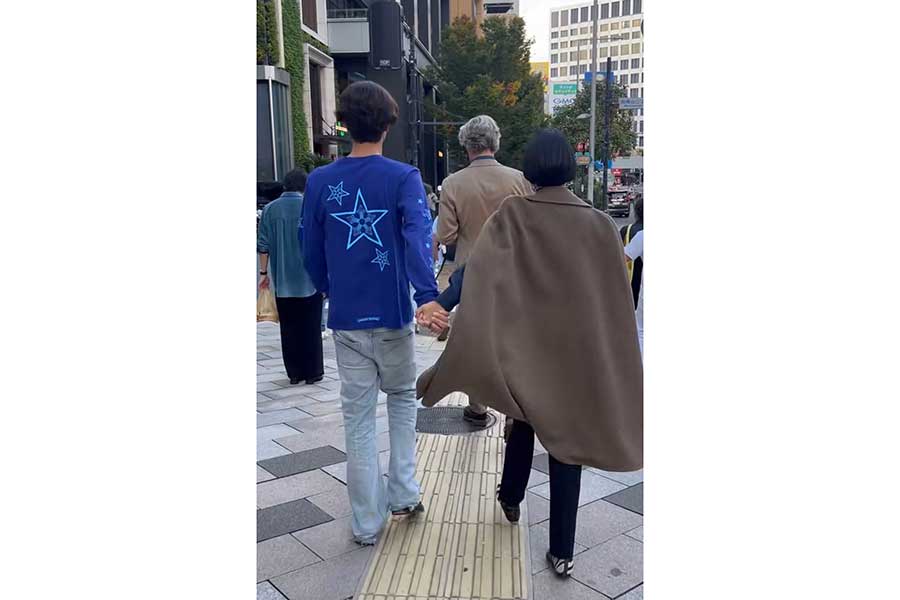 長男と手をつなぐ中村江里子さん（スクリーンショット）