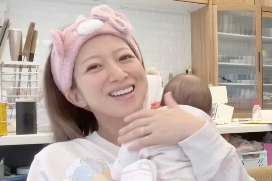 次女・夢空（ゆめあ）ちゃんを抱っこする辻希美さん（スクリーンショット）