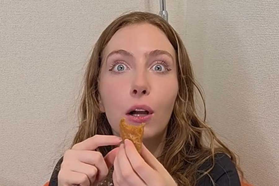 初めて食べるおやつに驚くエヴァさん(スクリーンショット)