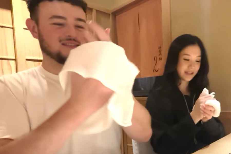 日本の飲食店ではおしぼりが提供されることに感激（スクリーンショット）