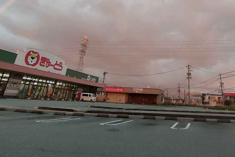 赤みがかった空に映ったものとは…【写真提供：もりや農園（@hisatonbo）さん】
