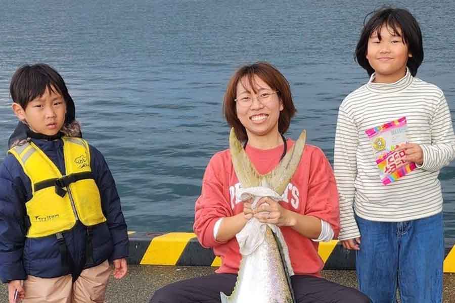 海辺で釣りを楽しむ女性と子どもたち。その手には…【写真提供：すーちゃんねる（@Mt00l2SvdOnX5rT）さん】