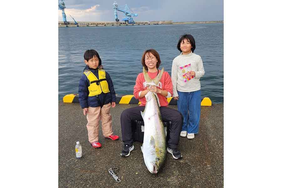 超大物のヒラマサを釣り上げた妻。子どもたちのリアクションはさまざま【写真提供：すーちゃんねる（@Mt00l2SvdOnX5rT）さん】