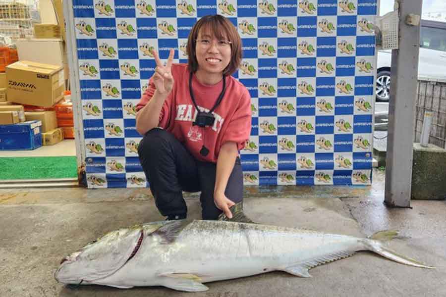 ヒラマサを釣り上げて笑顔の妻【写真提供：すーちゃんねる（@Mt00l2SvdOnX5rT）さん】