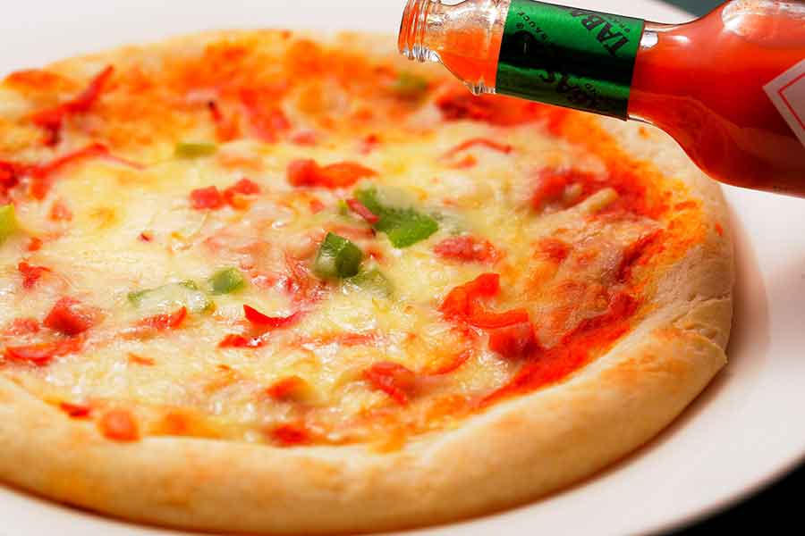 タバスコをかけるのはNG。辛味を足したがるのも、シェフの機嫌を悪くするかも?（写真はイメージ）【写真：PIXTA】