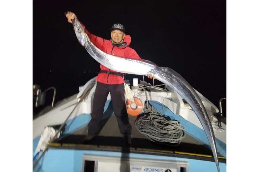 釣り上げたドラゴンタチウオに大興奮【写真提供:錦江湾 海晴丸(@JHENDlrzigArnEL)】