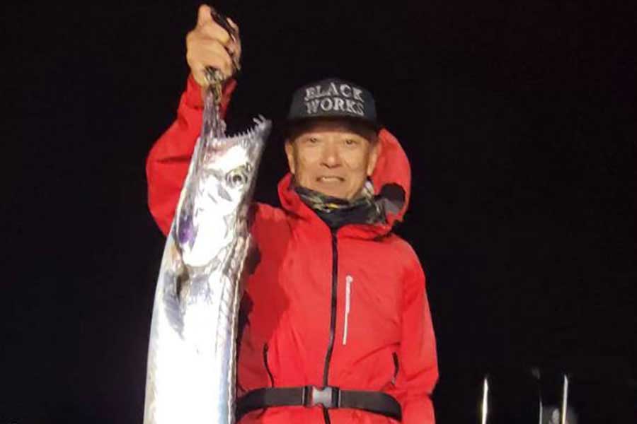 “大物”を釣り上げた男性【写真提供:錦江湾 海晴丸(@JHENDlrzigArnEL)】