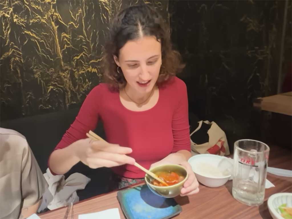 溶いた生卵に肉をつける食べ方に感動（スクリーンショット）