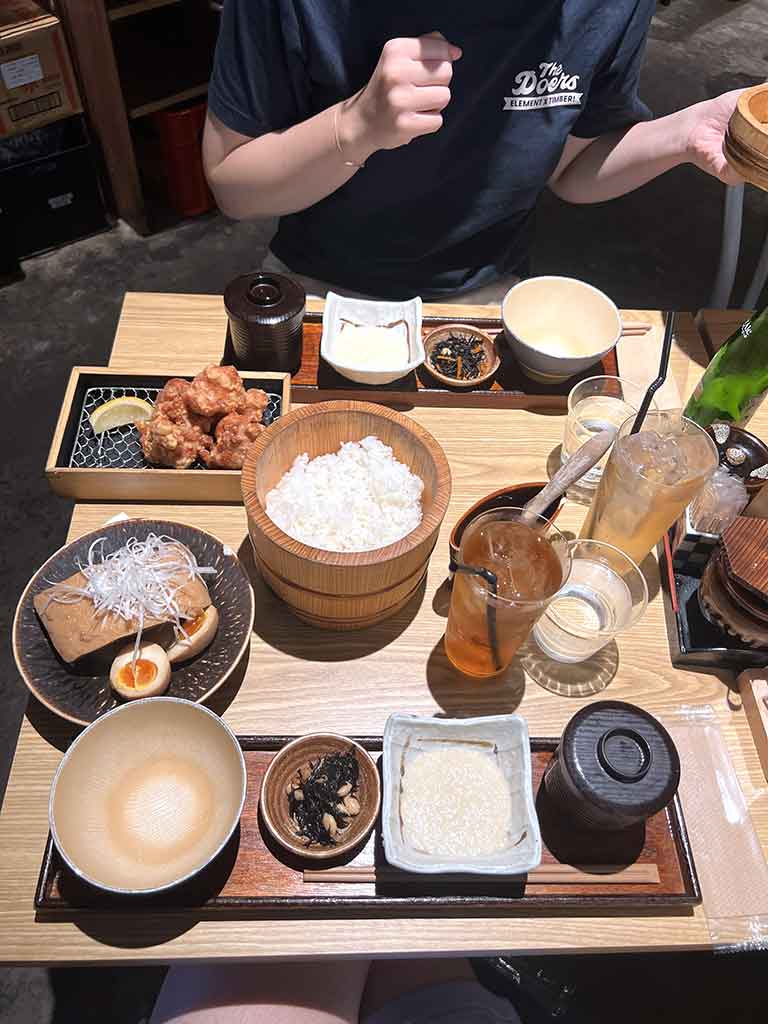 ふたりが食べたのは、豚の角煮とから揚げ定食【写真提供：ヴィック】