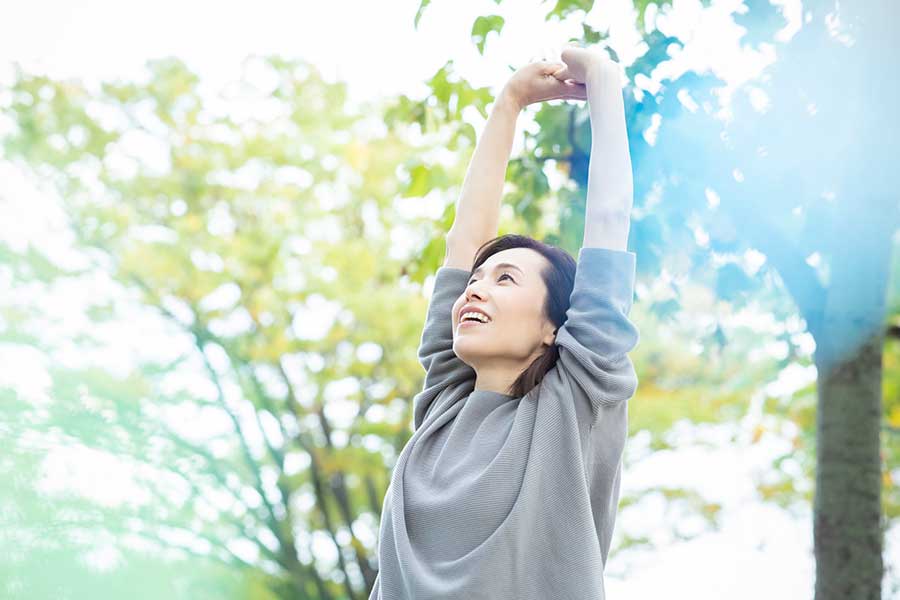 日光浴や、適度に体を動かすことで気分転換を（写真はイメージ）【写真：PIXTA】