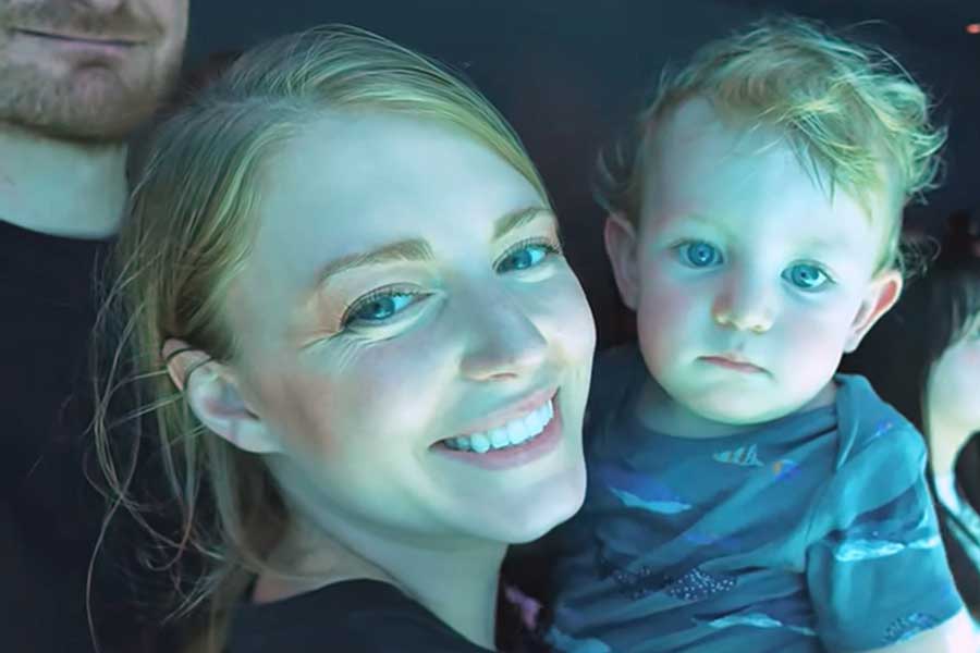 アメリカ人YouTuber・ジェイソンさんの妻・リネルさんと、息子のエライジャくん（スクリーンショット）