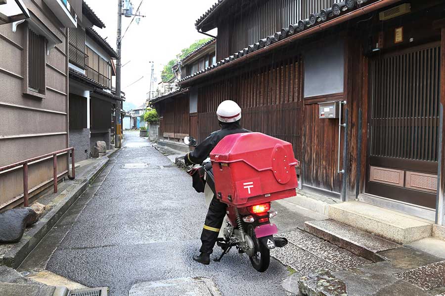 日々、郵便物を届けてくれる配達員（写真はイメージ）【写真：PIXTA】