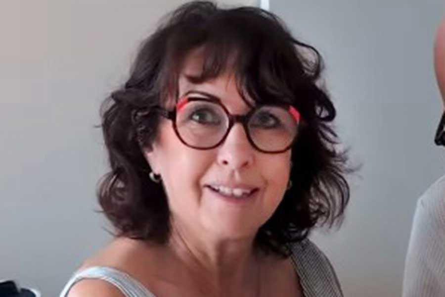 日本のお菓子に感激する、オレリアンさんのお母さん(スクリーンショット)