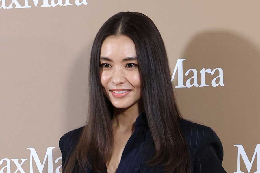 人気モデルの滝沢眞規子さん【写真：Aflo】