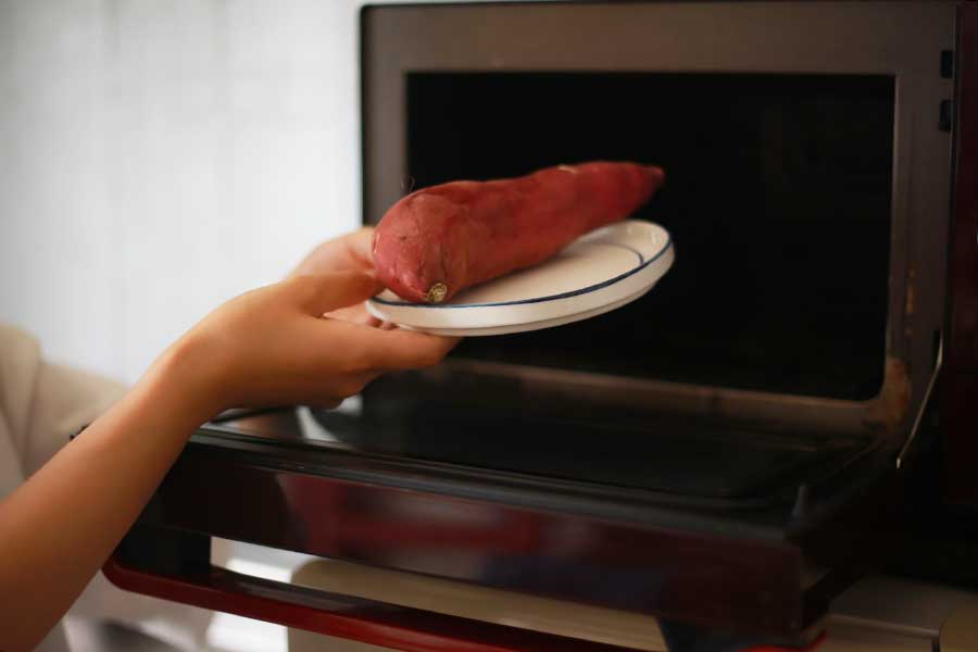 サツマイモの加熱に要注意（写真はイメージ）【写真：PIXTA】