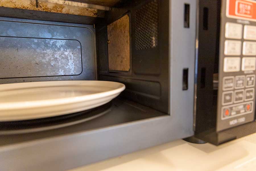 電子レンジは定期的に掃除を（写真はイメージ）【写真：PIXTA】