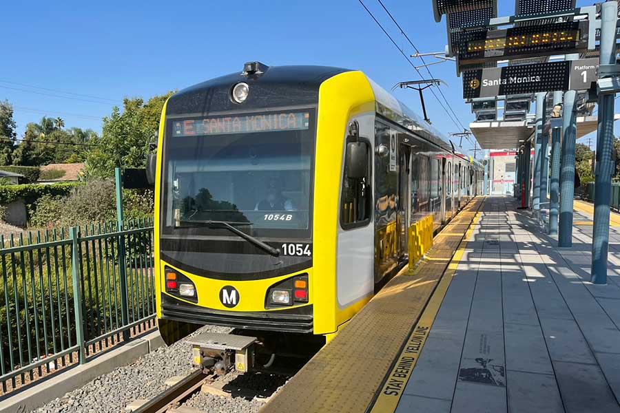 ロサンゼルス市内を走る電車【写真：Yo】