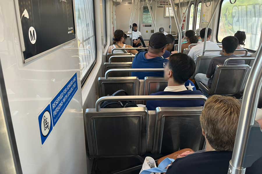 アメリカの電車で通路側に座る乗客たち【写真：Yo】