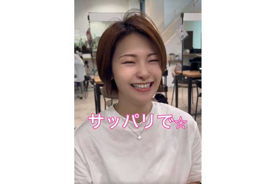 大胆ベリーショートに挑戦する女性(スクリーンショット)