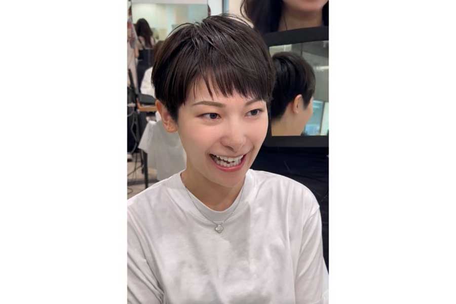 涼しげなさわやかベリーショートに大変身した女性(スクリーンショット)