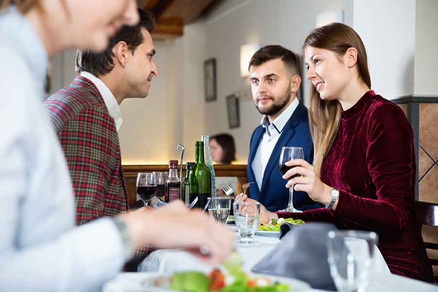 海外では会話を楽しみながらゆっくり食事をすることも（写真はイメージ）【写真：PIXTA】