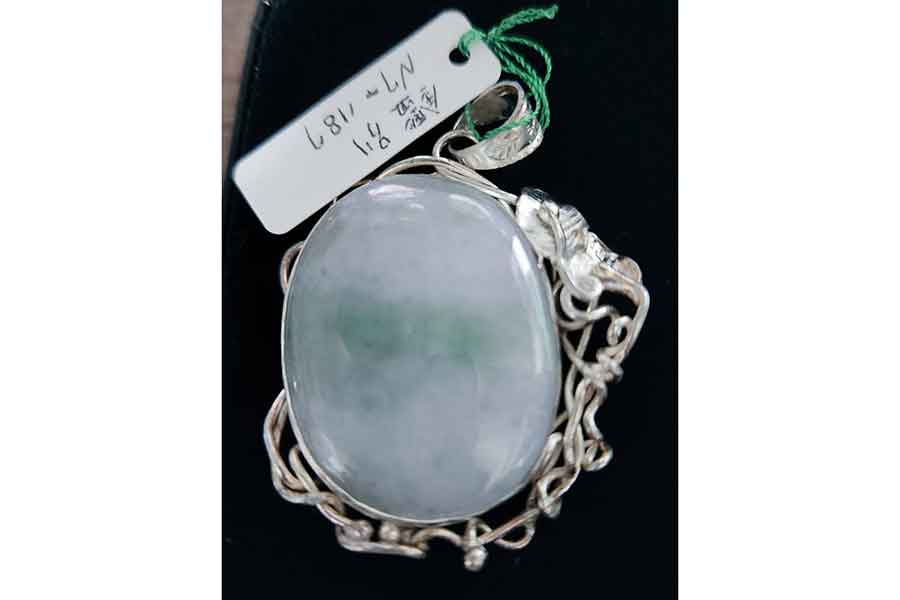 33万円から4万円、そして10円と査定された糸魚川翡翠のペンダントトップ【写真提供：丹下琴絵・Vtuber（@kotoettyan）さん】