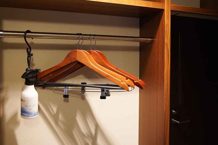 部屋に備え付けの消臭剤を使用する（写真はイメージ）【写真：PIXTA】