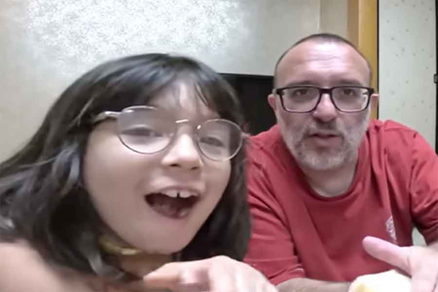 温泉旅館に滞在中の（左から）マカロンちゃんとお父ちゃん（スクリーンショット）