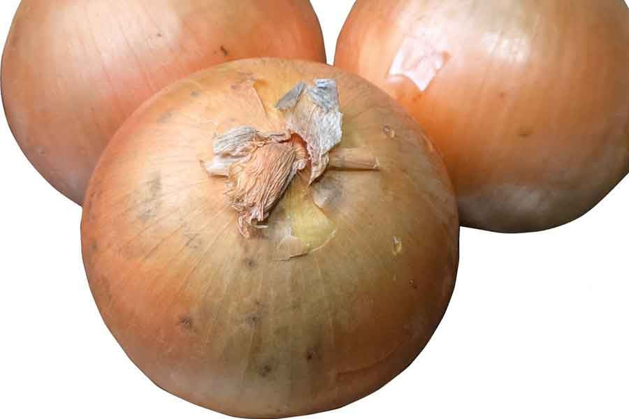 タマネギの皮や、1～2枚むいた皮の間にシミのように付着した黒い粉は、黒カビ。皮をむいて水で洗い落とせるのならば、基本的に食べて問題はなし（写真はイメージ）【写真：写真AC】