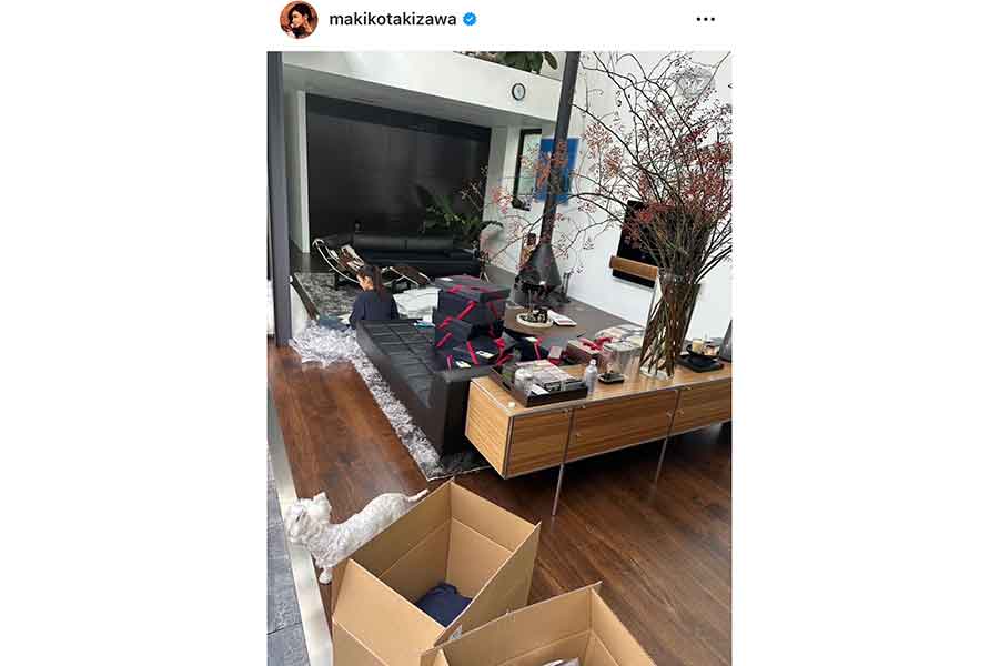 YouTube撮影の準備中の滝沢眞規子さん。愛犬の姿も(スクリーンショット)