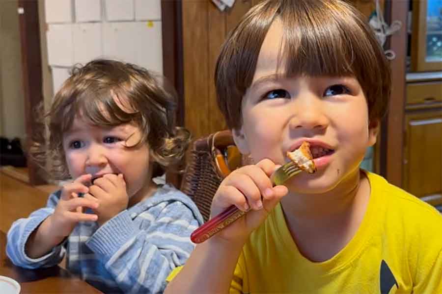 夢中になって食べる(左から)Amiさんの三男・ソノくんと次男・リノくん(スクリーンショット)