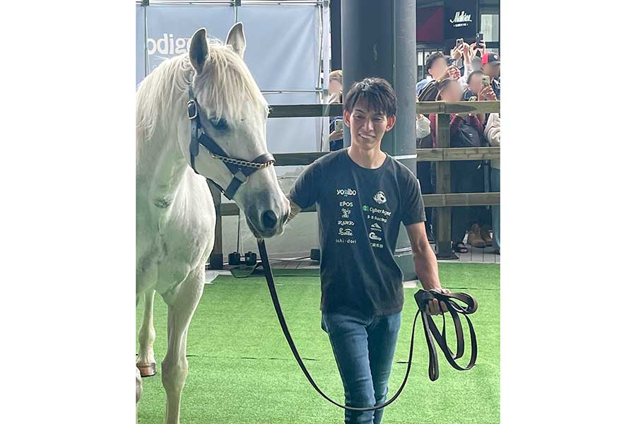 引退馬の未来のために活動する岩崎さん。東京・二子玉川で行われたイベントにも、自ら馬を引いて参加【写真：Hint-Pot編集部】